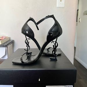 OPYUM SANDALS IN PATENT LEATHER WITH BLACK HEEL